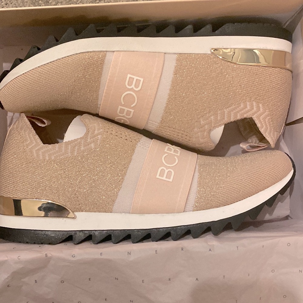 BCBG LENDALL KNIT SLIP ON SZ 9. SAND/ROSÉ SPARKLE- New nwt never worn
